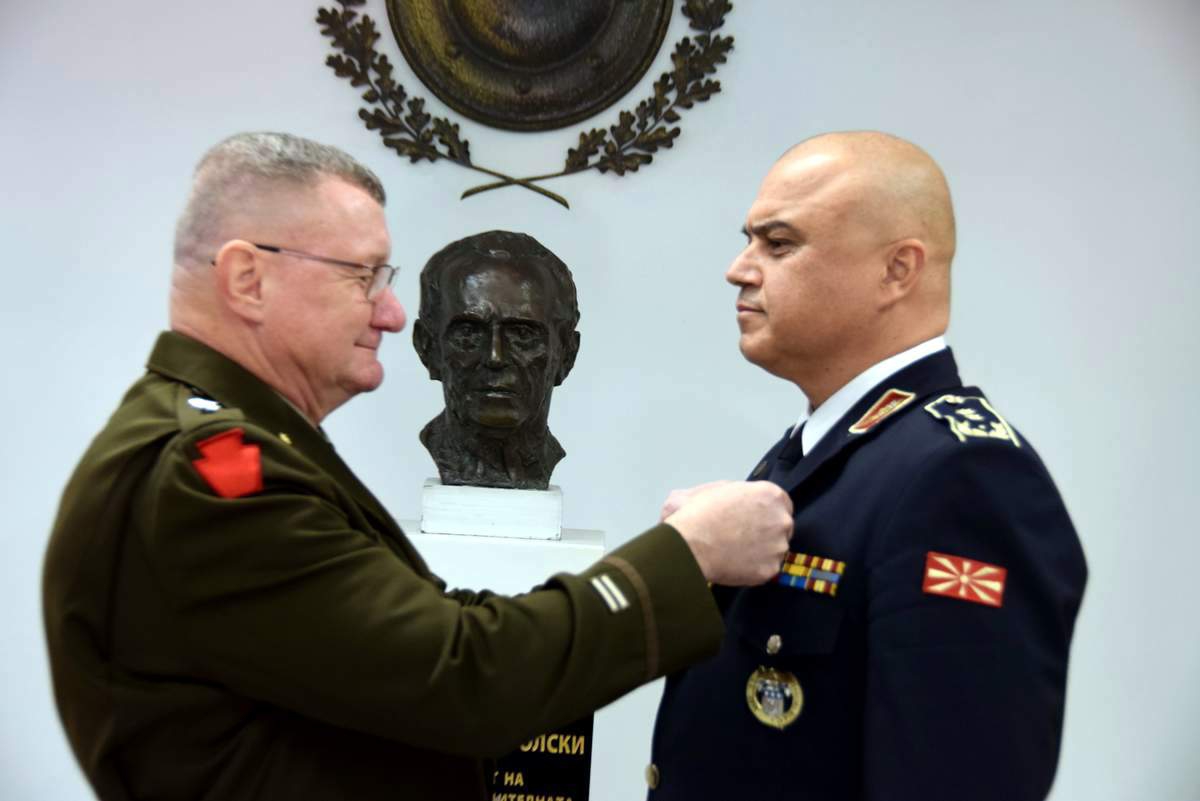 Командантот на Националната гарда на американската сојузна држава Вермонт го одликува началникот на Генералштабот на Армијата со Медал за истакната служба
